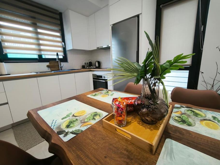 Floral Home 2 - 1St Floor Apt With Private Parking! Athen Eksteriør bilde
