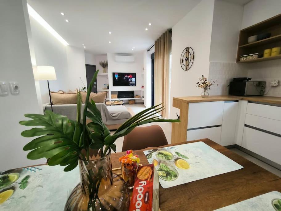 Floral Home 2 - 1St Floor Apt With Private Parking! Athen Eksteriør bilde