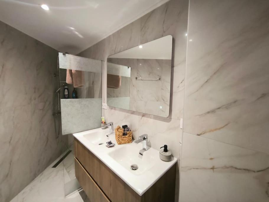 Floral Home 2 - 1St Floor Apt With Private Parking! Athen Eksteriør bilde